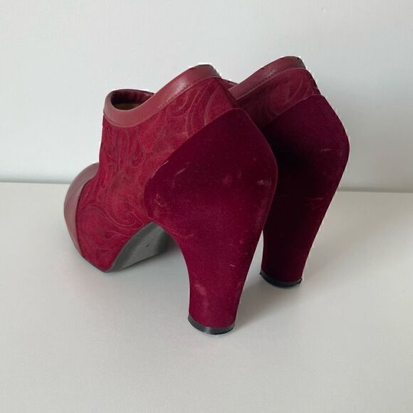 John Fluevog Red Booties Size 7 Burgundy Embossed Suede Velvet Heels Balthazar - Picture 7 of 14